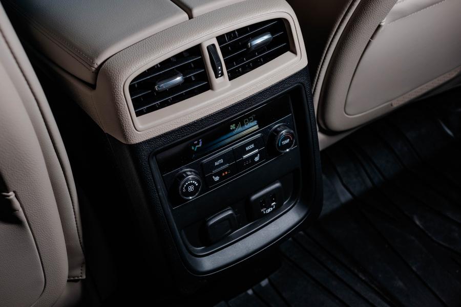 Детали интерьера Buick Envision 2018 года  (NA) (фото 30 из 40)